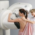 Исследуют молочную железу при помощи маммографа 